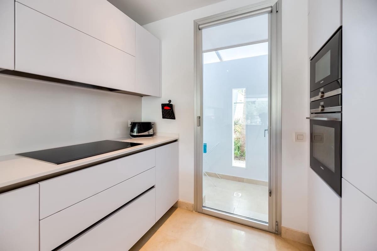 4 bedroom Townhouse for rent in Marbella with pool garage - € 5,000 (Ref: 9490961)