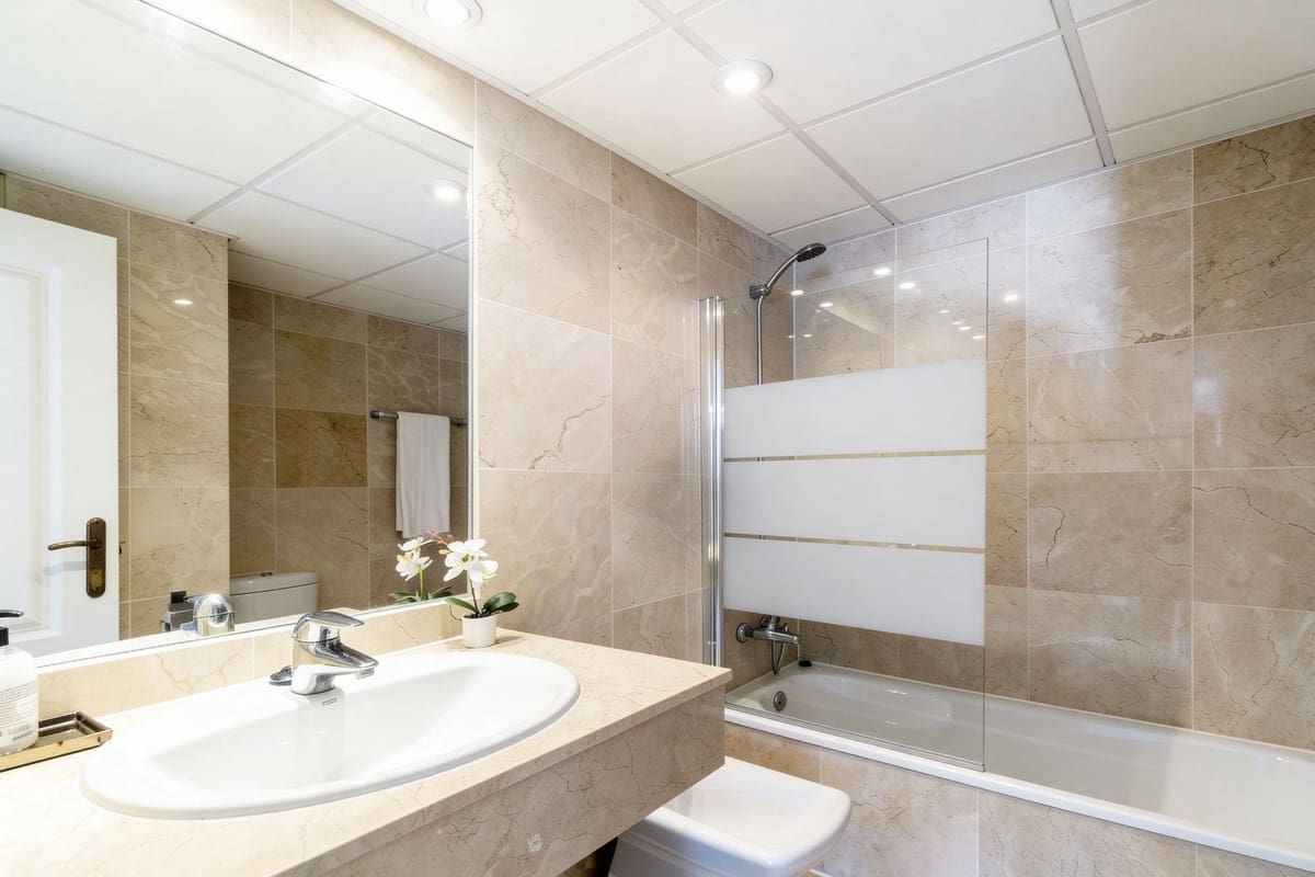 3 Zimmer Apartment zu vermieten in Rio Real mit Pool Garage - 3.000 € (Ref: 9537847)