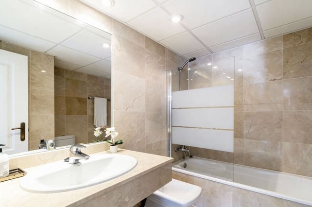 3 Zimmer Apartment zu vermieten in Río Real, Marbella mit Pool Garage - 3.000 € (Ref: 9537847)