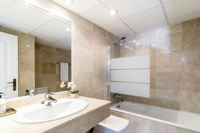 3 sypialnia Apartament do wynajęcia w Río Real, Marbella z basenem garażem - 2 800 € (Ref: 9537847)