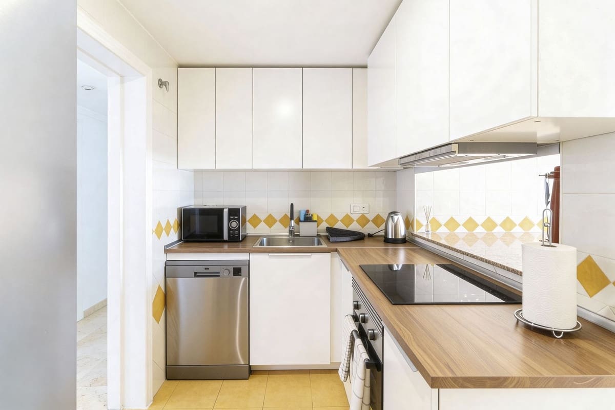 3 slaapkamer Appartement te huur in Rio Real met zwembad garage - € 2.600 (Ref: 9537847)