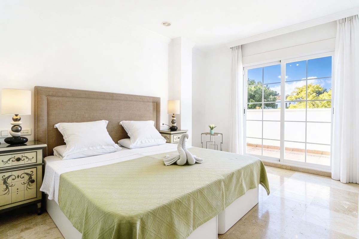 3 slaapkamer Appartement te huur in Rio Real met zwembad garage - € 2.600 (Ref: 9537847)