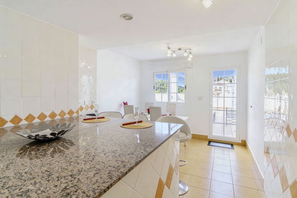 3 slaapkamer Appartement te huur in Rio Real met zwembad garage - € 2.600 (Ref: 9537847)
