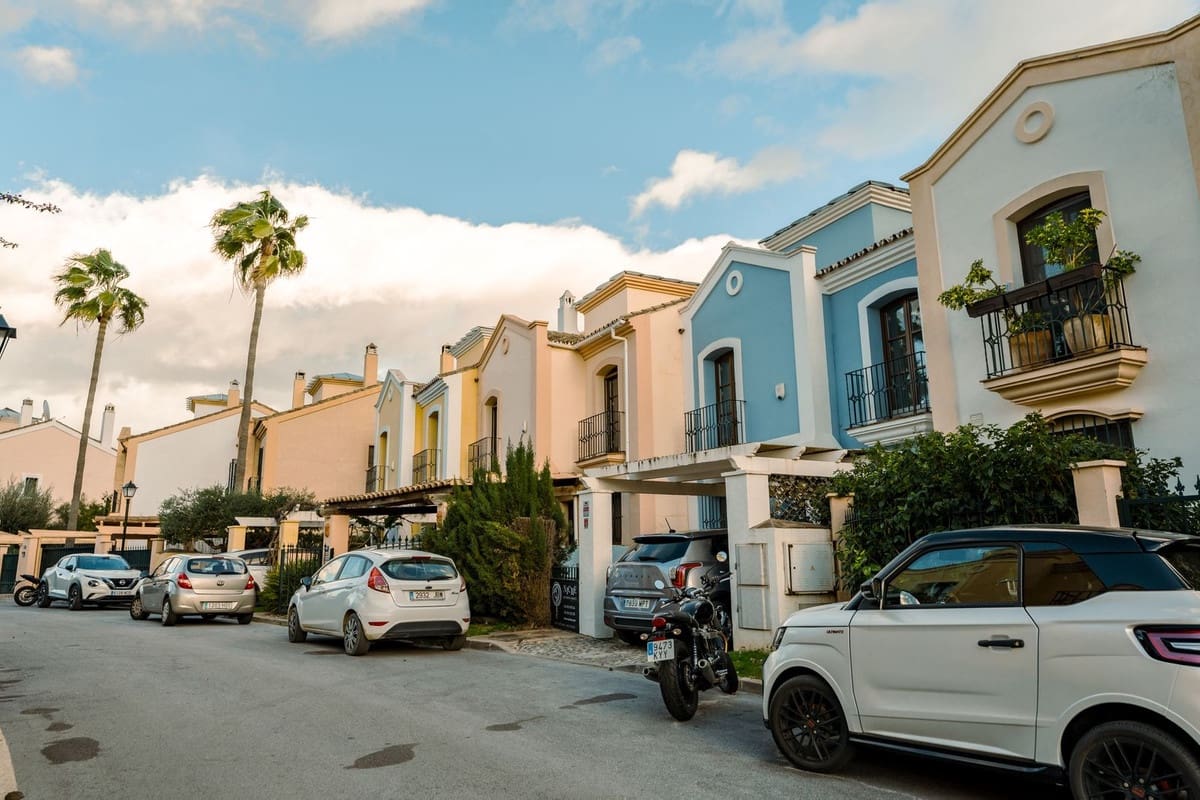 4 bedroom Townhouse for rent in Guadalmina with pool garage - € 4,000 (Ref: 9539862)