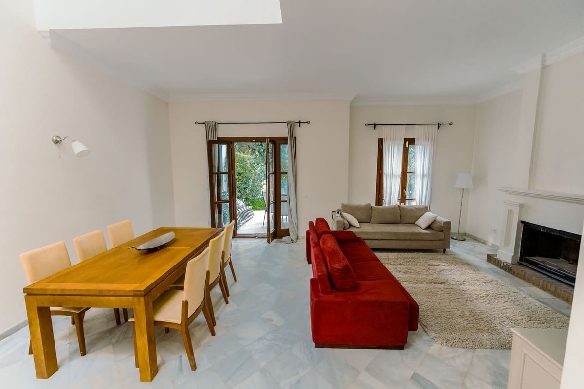 4 bedroom Townhouse for rent in Guadalmina with pool garage - € 4,000 (Ref: 9539862)