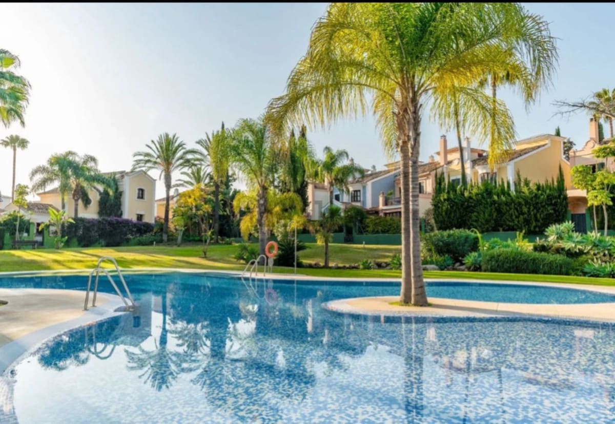 4 bedroom Townhouse for rent in Guadalmina with pool garage - € 4,000 (Ref: 9539862)
