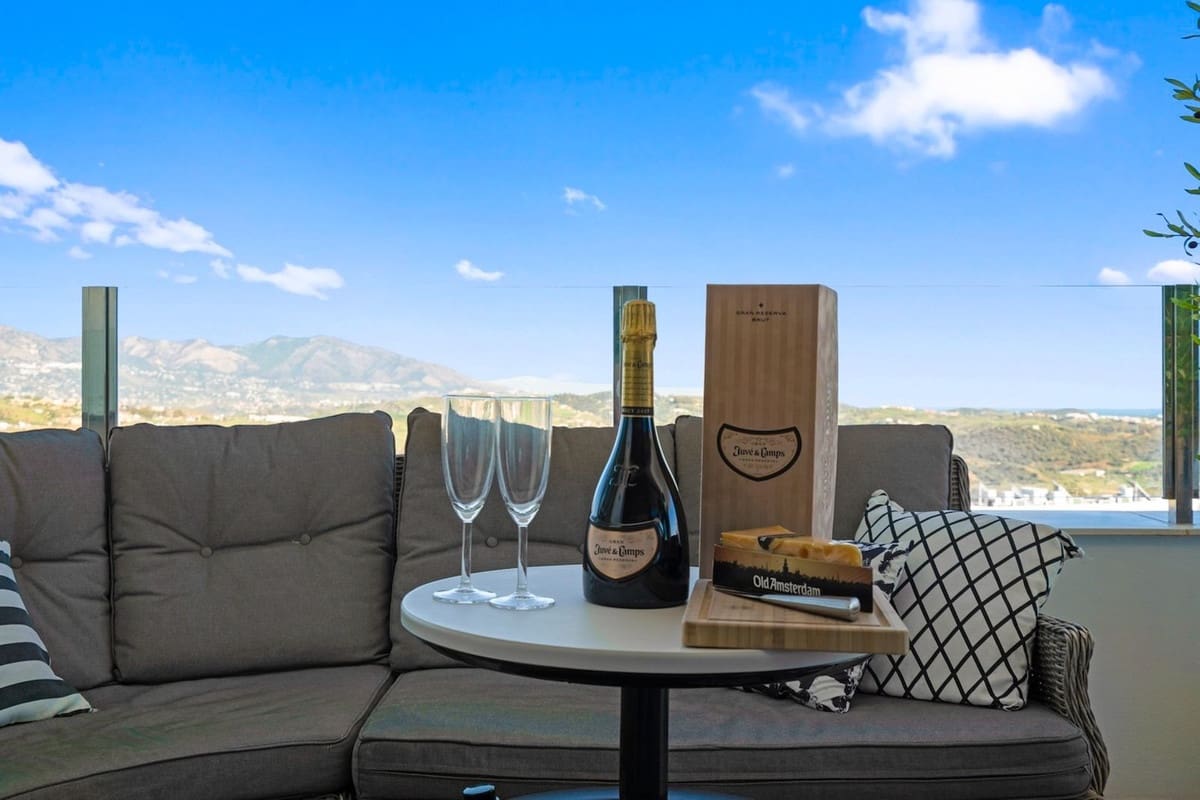 3 bedroom Apartment for rent in La Cala de Mijas - € 2,750 (Ref: 9575133)