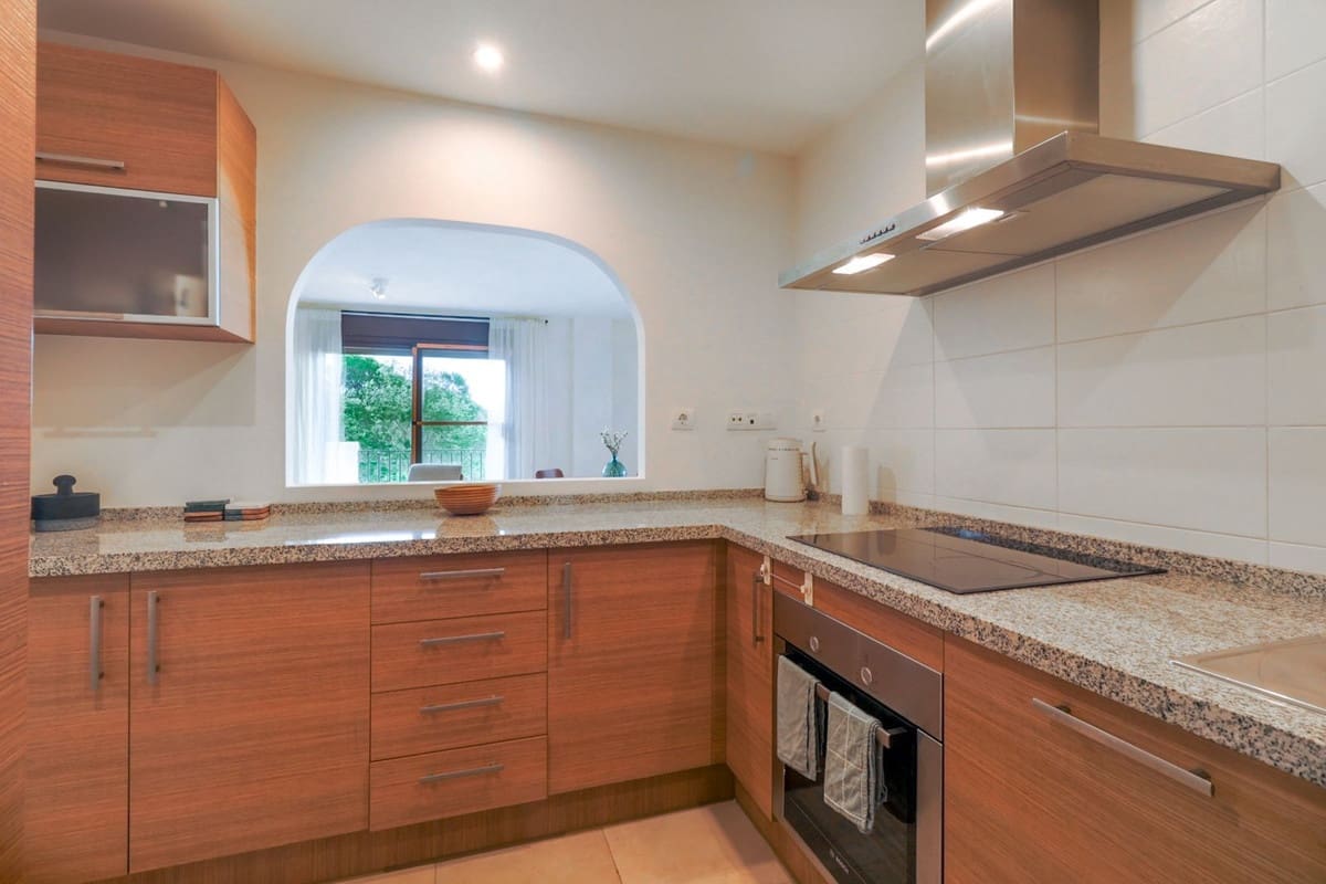 2 sovrum Lägenhet att hyra i Los Monteros med pool - 2 150 € (Ref: 9611944)