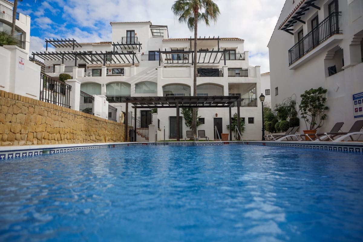 2 sovrum Lägenhet att hyra i Los Monteros med pool - 2 150 € (Ref: 9611944)