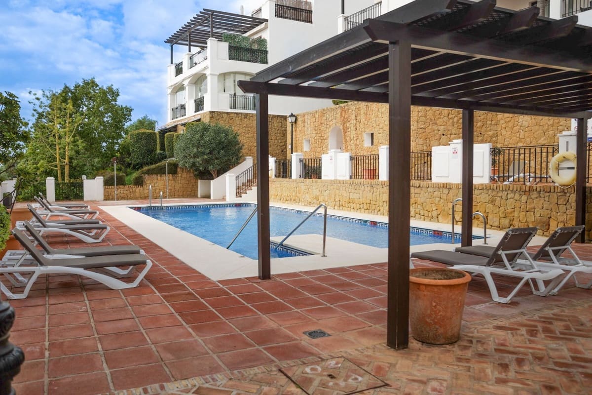 2 sovrum Lägenhet att hyra i Los Monteros med pool - 2 150 € (Ref: 9611944)
