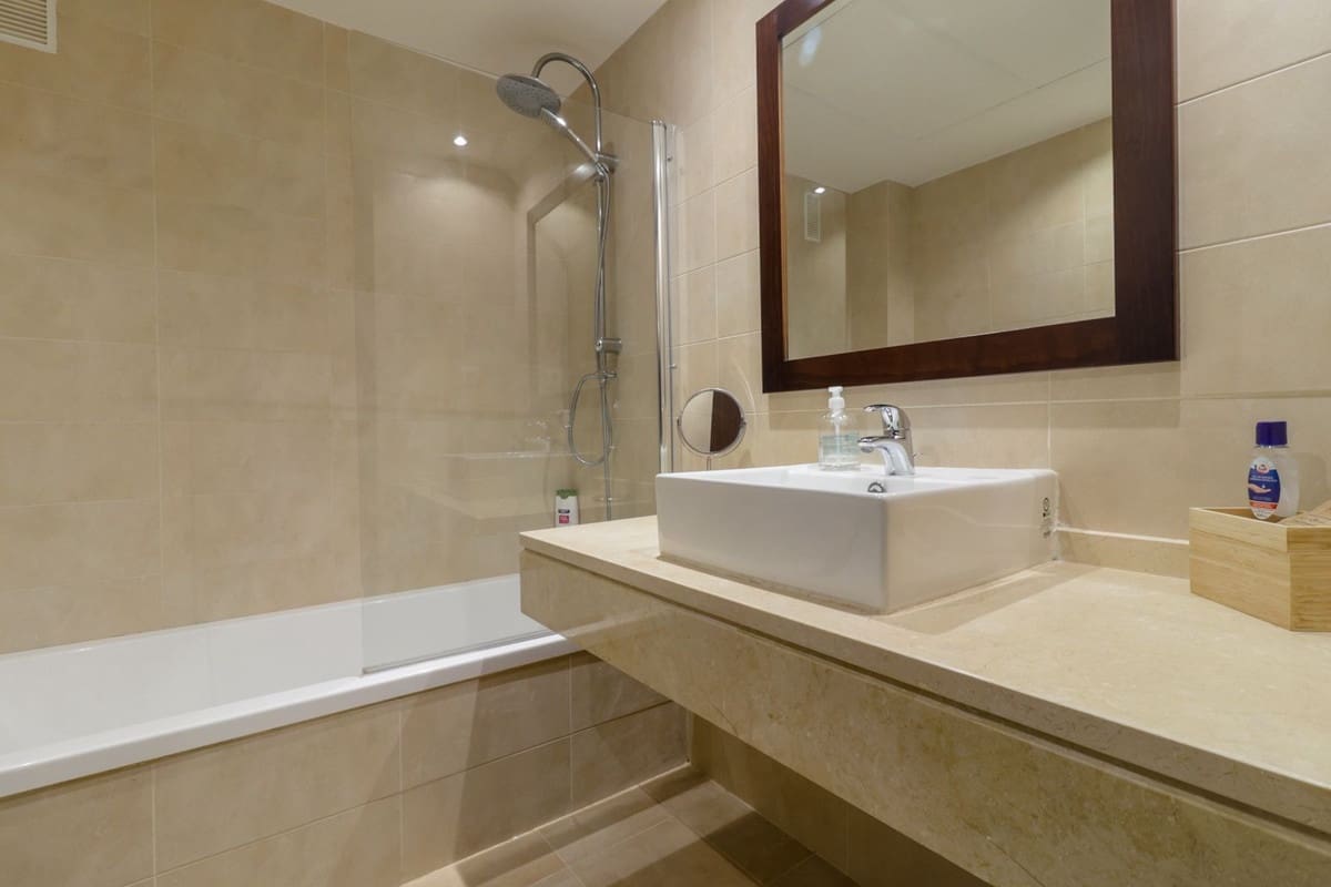 2 quarto Apartamento para arrendar em Los Monteros com piscina - 2 000 € (Ref: 9611944)