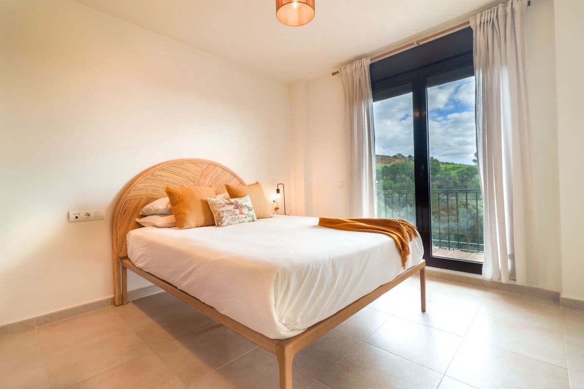 2 quarto Apartamento para arrendar em Los Monteros com piscina - 2 000 € (Ref: 9611944)