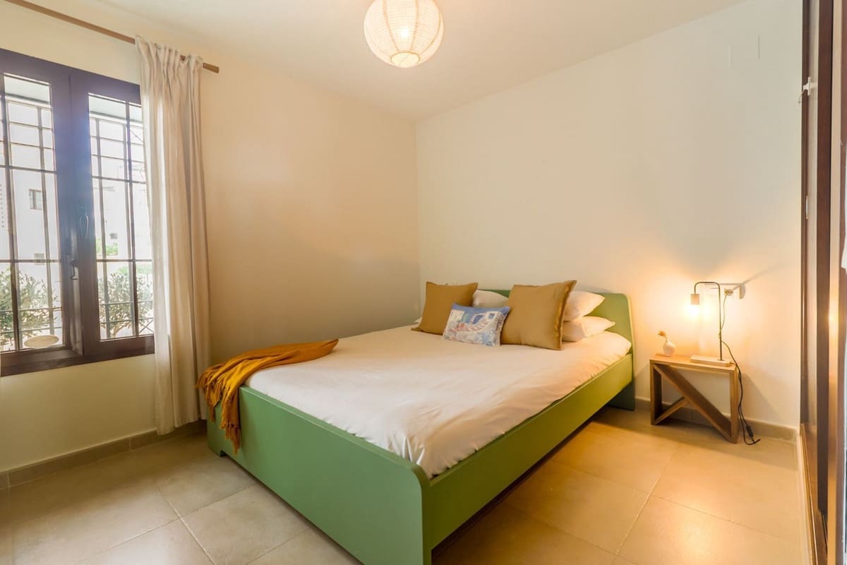 2 quarto Apartamento para arrendar em Los Monteros com piscina - 2 000 € (Ref: 9611944)