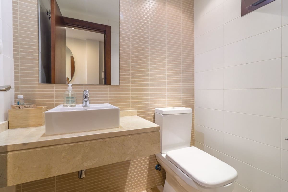 2 quarto Apartamento para arrendar em Los Monteros com piscina - 2 000 € (Ref: 9611944)