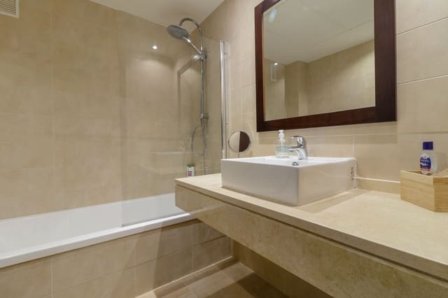 2 makuuhuone Huoneisto vuokrattavana paikassa Los Monteros, Marbella mukana uima-altaan - 2 000 € (Ref: 9611944)