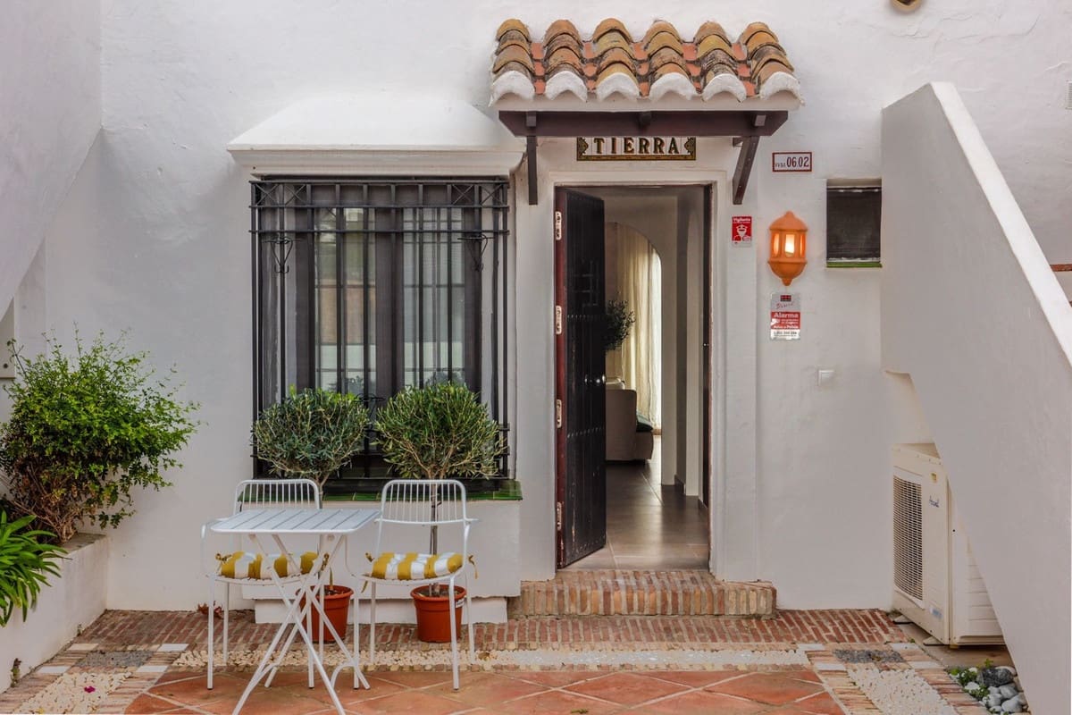 2 soverom Leilighet til leie i Los Monteros med svømmebasseng - € 2 000 (Ref: 9611944)