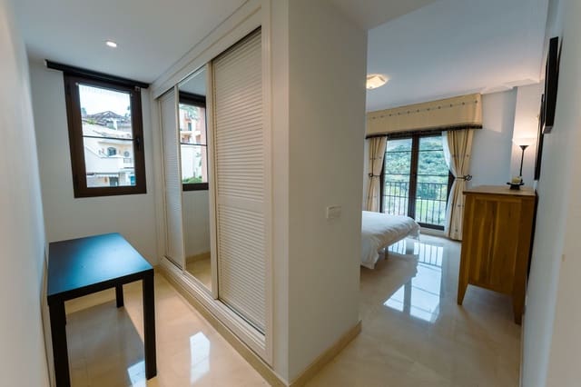 3 chambre Appartement à vendre à Los Arqueros, Benahavís avec piscine garage - 549 000 € (Ref: 9671171)