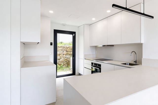 3 quarto Moradia Geminada para arrendar em Atalaya-Isdabe, Estepona com piscina garagem - 4 500 € (Ref: 9673580)