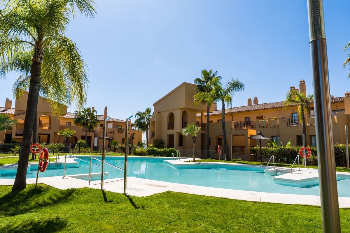 2 slaapkamer Appartement te koop in Benahavis met zwembad garage - € 585.000 (Ref: 9681436)