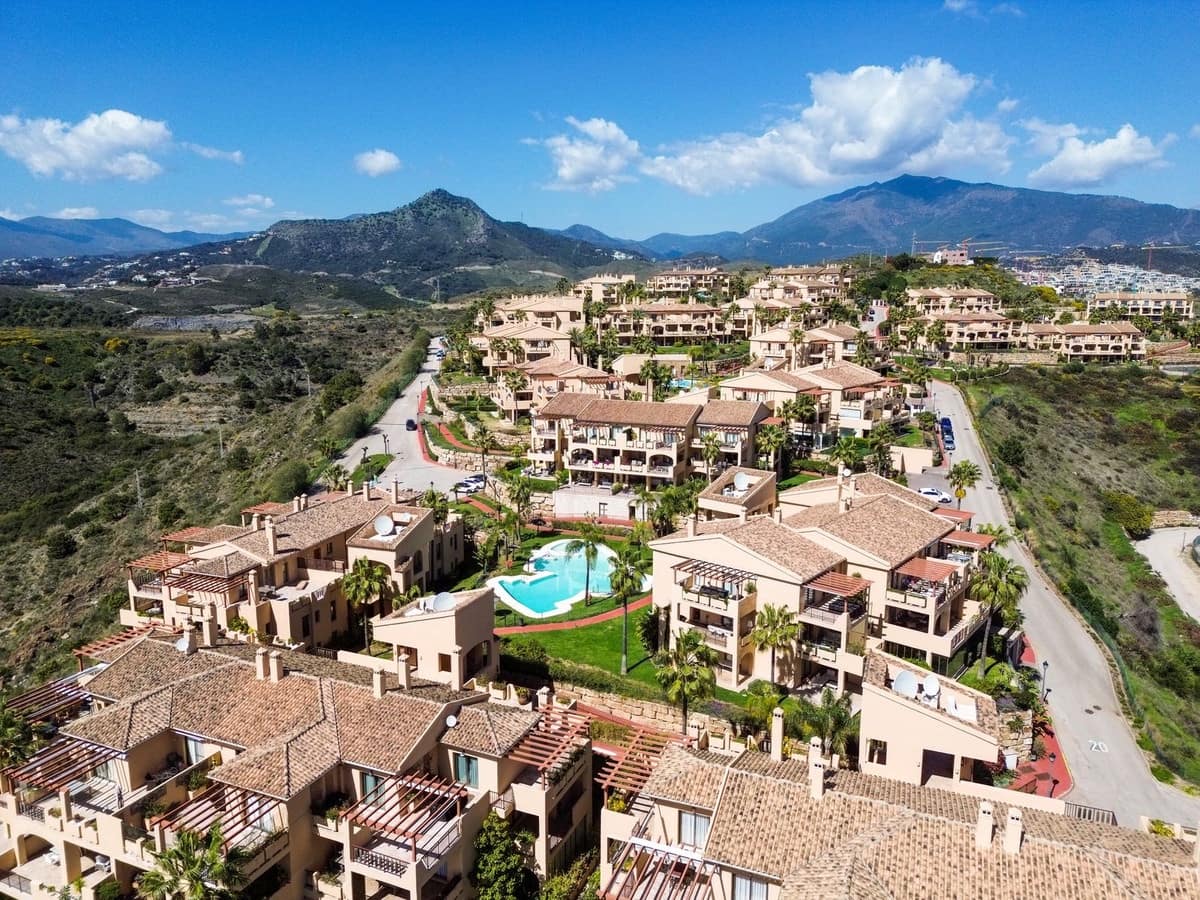 2 Zimmer Apartment zu verkaufen in Benahavis mit Pool Garage - 585.000 € (Ref: 9681436)