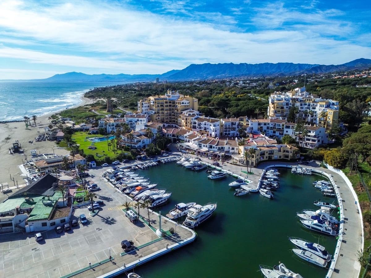 4 quarto Casa em Banda para arrendamento para férias em Cabopino com piscina Garagem - 1 950 € (Ref: 9696783)