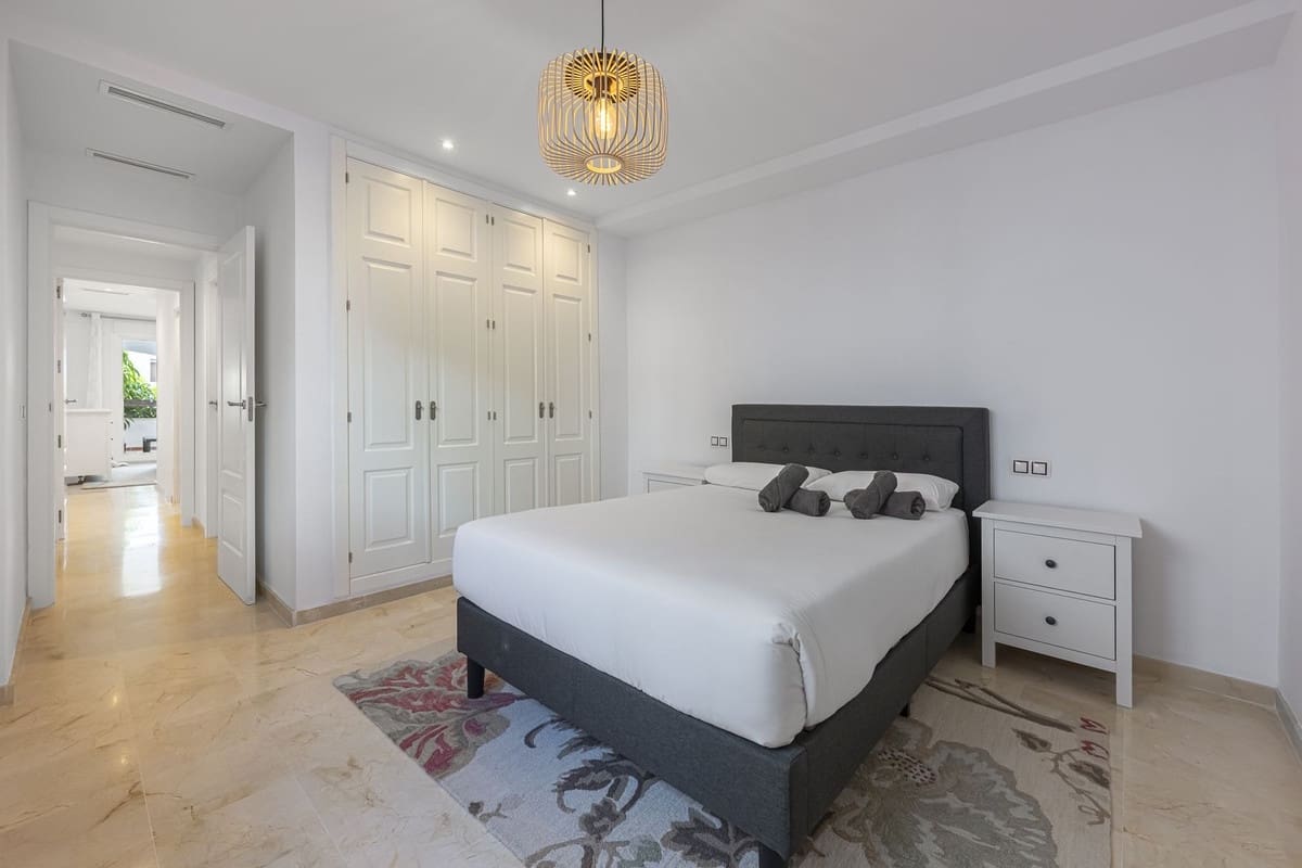 2 bedroom Apartment for rent in Nueva Andalucia with pool garage - € 2,800 (Ref: 9700133)