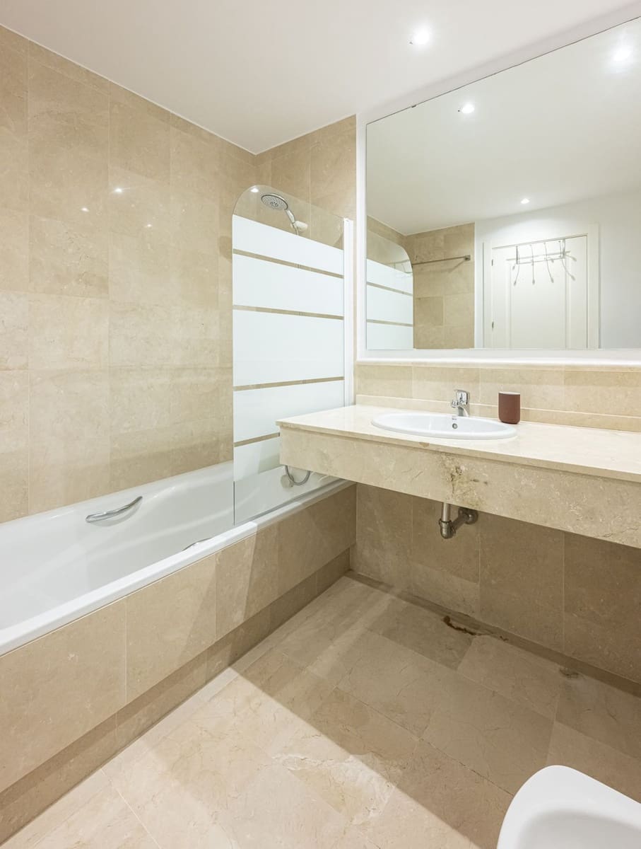 2 bedroom Apartment for rent in Nueva Andalucia with pool garage - € 2,800 (Ref: 9700133)