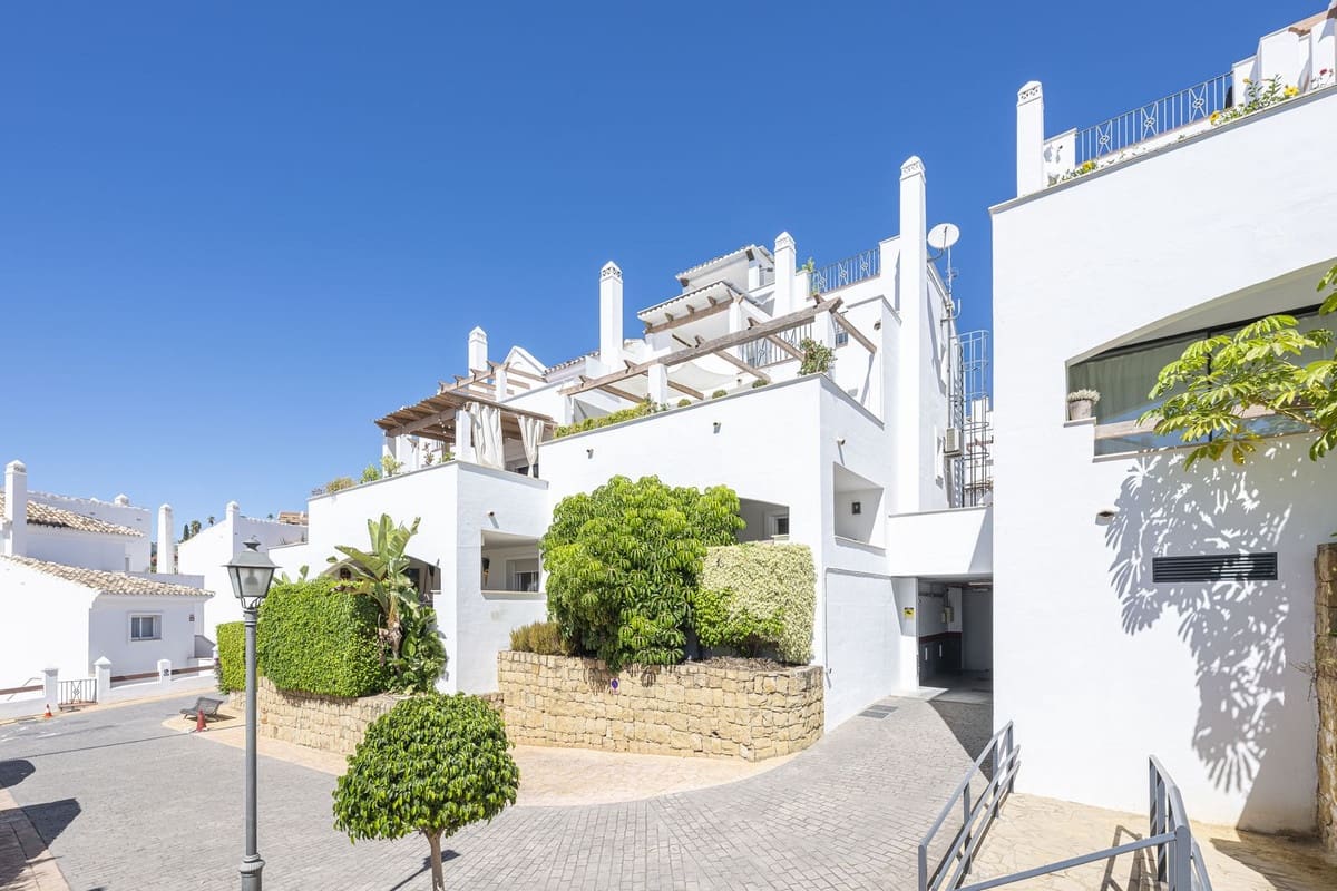 2 bedroom Apartment for rent in Nueva Andalucia with pool garage - € 2,800 (Ref: 9700133)