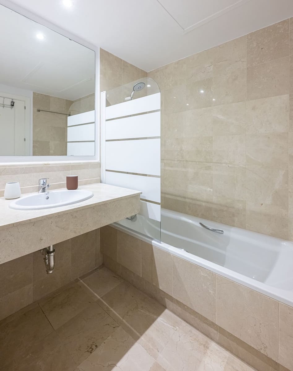 2 bedroom Apartment for rent in Nueva Andalucia with pool garage - € 2,800 (Ref: 9700133)