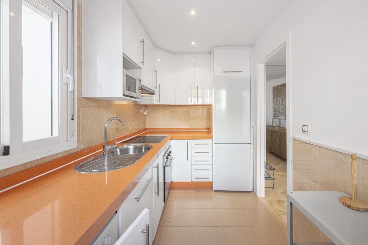 2 bedroom Apartment for rent in Nueva Andalucia with pool garage - € 2,800 (Ref: 9700133)