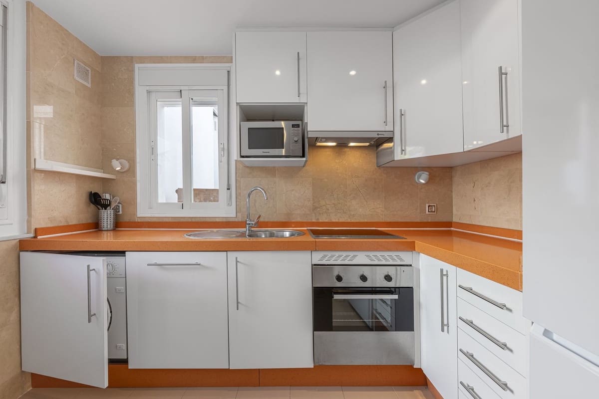 2 bedroom Apartment for rent in Nueva Andalucia with pool garage - € 2,800 (Ref: 9700133)