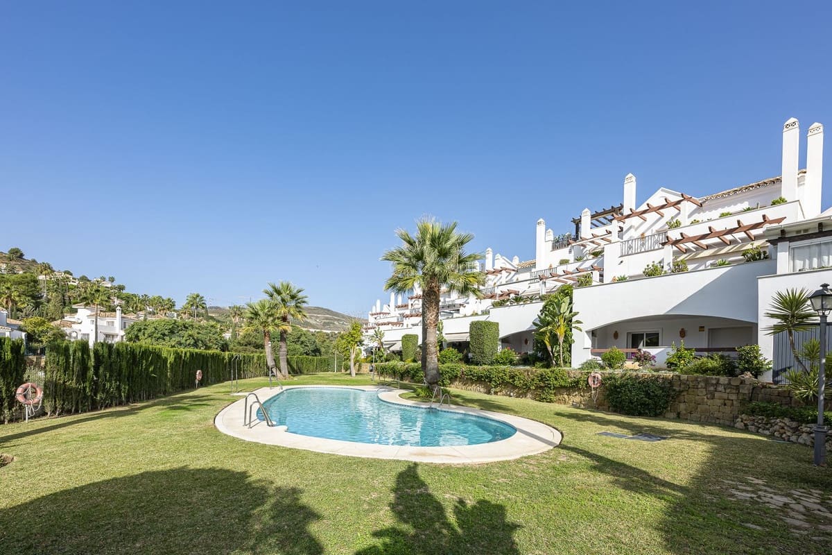 2 bedroom Apartment for rent in Nueva Andalucia with pool garage - € 2,800 (Ref: 9700133)