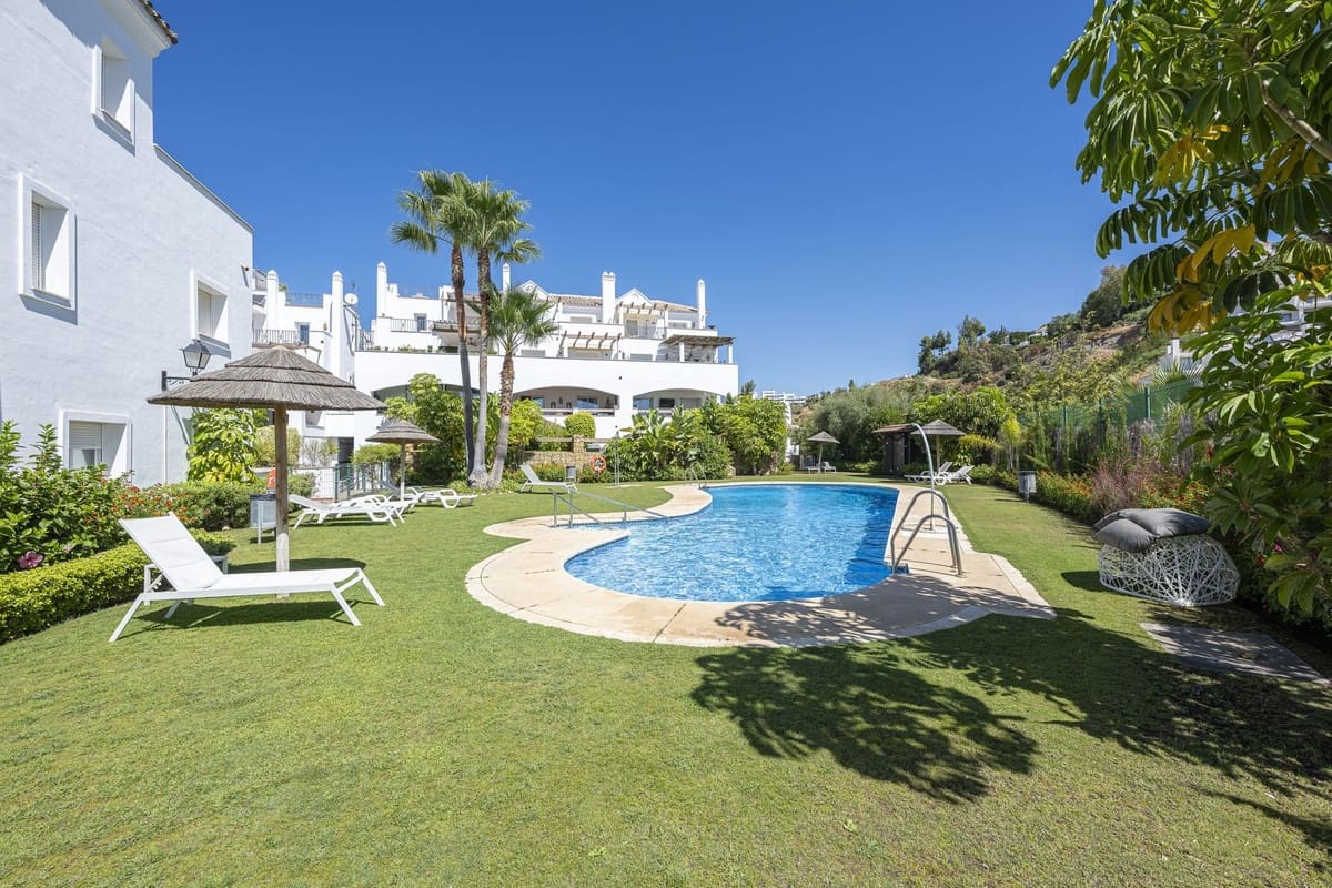 2 bedroom Apartment for rent in Nueva Andalucia with pool garage - € 2,800 (Ref: 9700133)