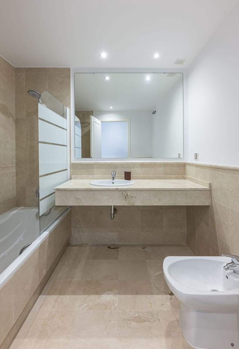 2 bedroom Apartment for rent in Nueva Andalucia with pool garage - € 2,800 (Ref: 9700133)