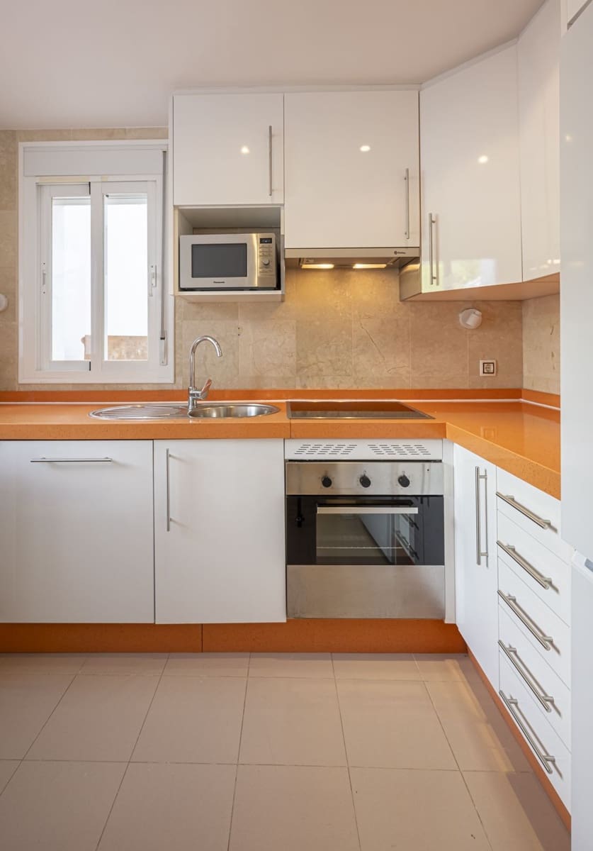 2 bedroom Apartment for rent in Nueva Andalucia with pool garage - € 2,800 (Ref: 9700133)