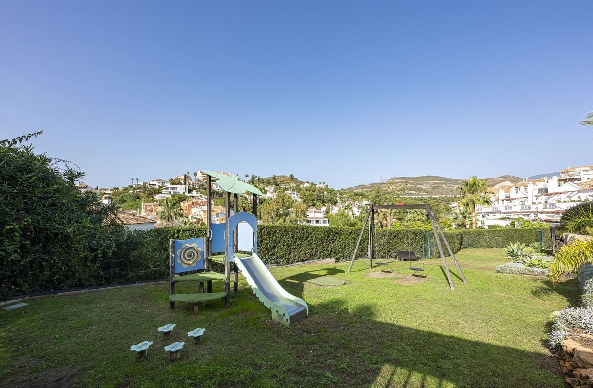 2 bedroom Apartment for rent in Nueva Andalucia with pool garage - € 2,800 (Ref: 9700133)