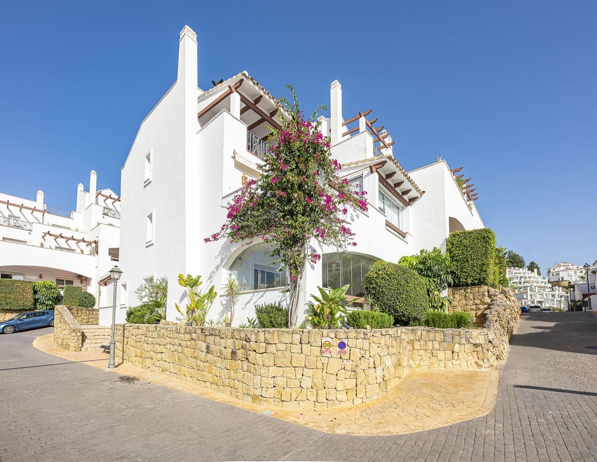 2 bedroom Apartment for rent in Nueva Andalucia with pool garage - € 2,800 (Ref: 9700133)