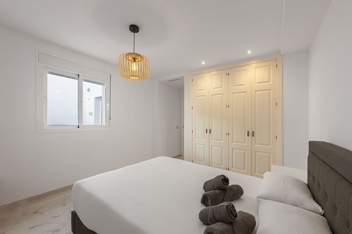 2 bedroom Apartment for rent in Nueva Andalucia with pool garage - € 2,800 (Ref: 9700133)