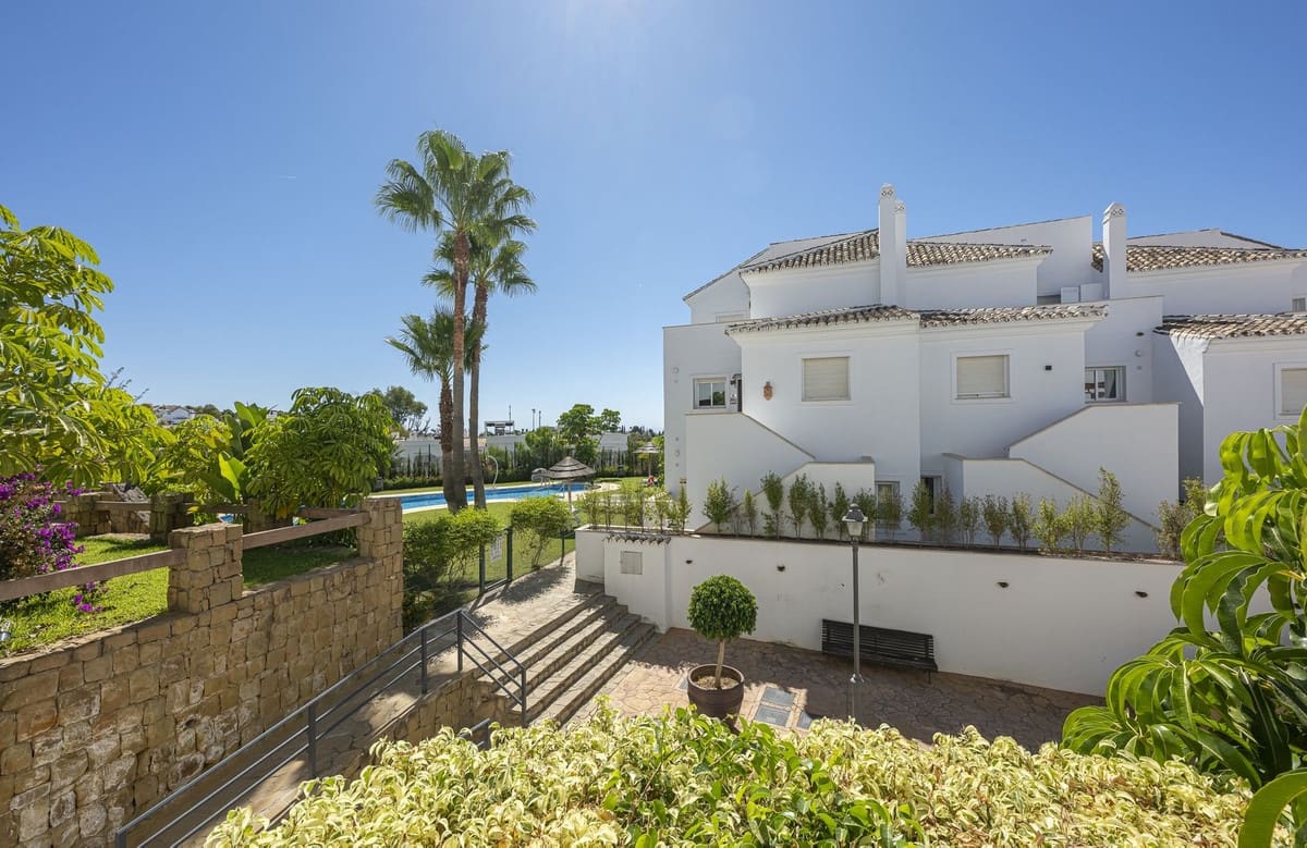 2 bedroom Apartment for rent in Nueva Andalucia with pool garage - € 2,800 (Ref: 9700133)