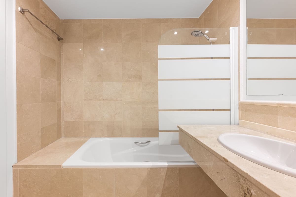 2 bedroom Apartment for rent in Nueva Andalucia with pool garage - € 2,800 (Ref: 9700133)
