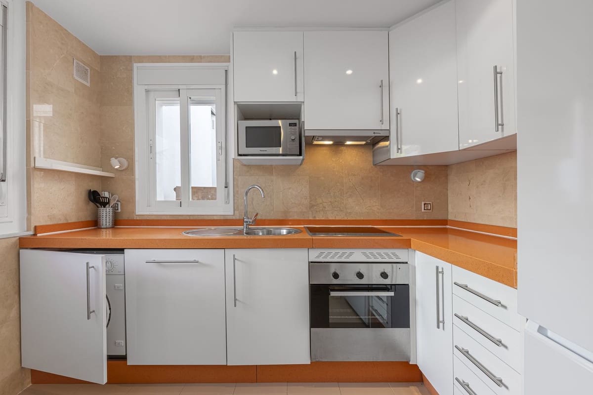 2 bedroom Apartment for rent in Nueva Andalucia with pool garage - € 2,800 (Ref: 9700133)