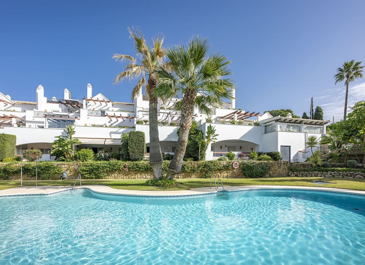 2 bedroom Apartment for rent in Nueva Andalucia with pool garage - € 2,800 (Ref: 9700133)