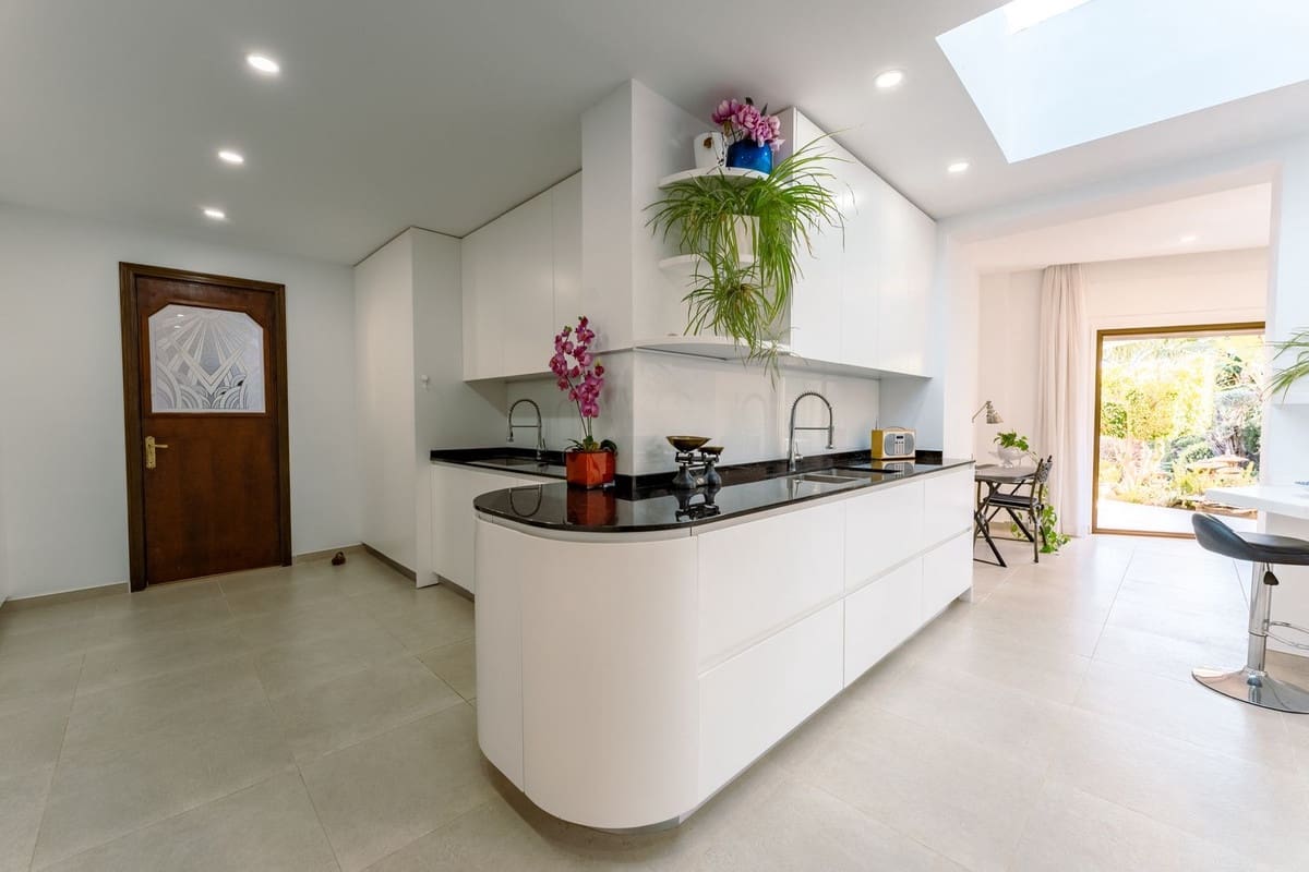 4 bedroom Villa for sale in Benahavis with pool garage - € 3,485,000 (Ref: 9724890)