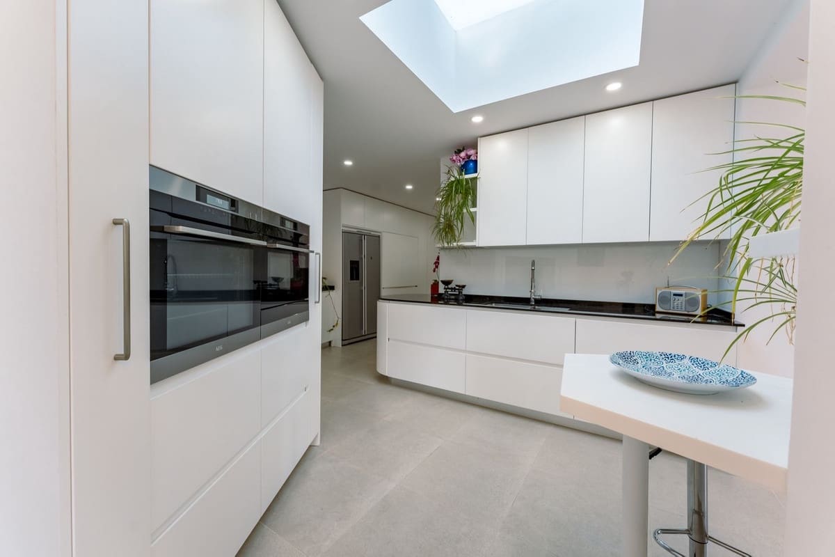 4 bedroom Villa for sale in Benahavis with pool garage - € 3,485,000 (Ref: 9724890)