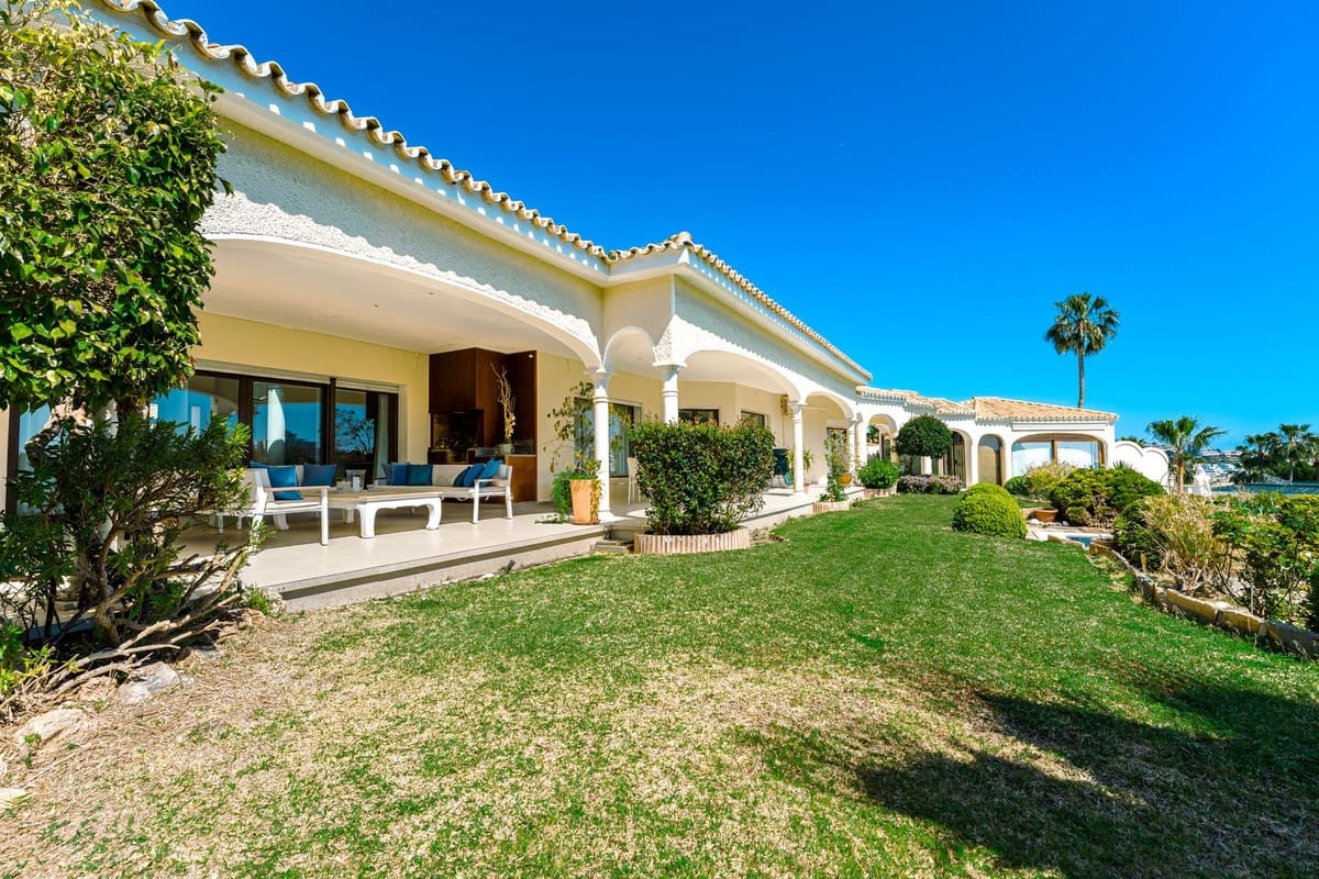 4 bedroom Villa for sale in Benahavis with pool garage - € 3,485,000 (Ref: 9724890)