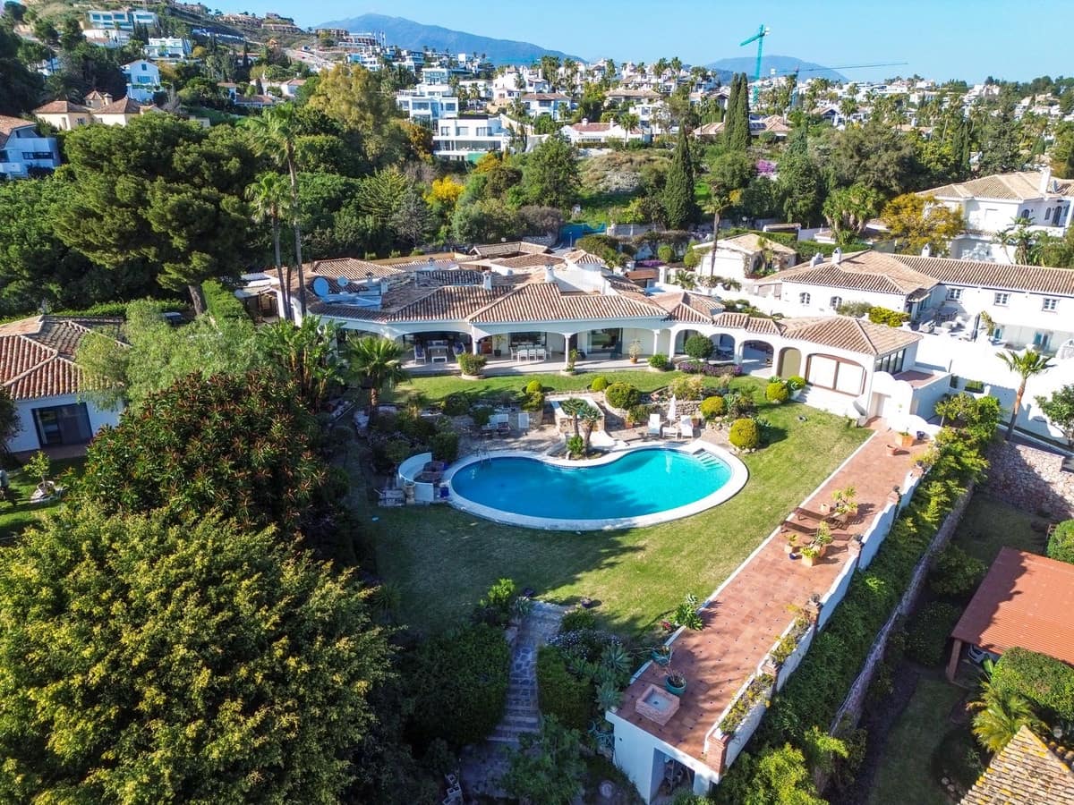 4 bedroom Villa for sale in Benahavis with pool garage - € 3,485,000 (Ref: 9724890)