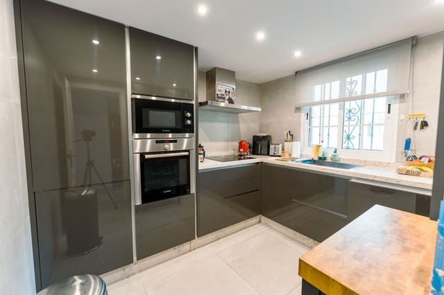 4 sypialnia Dom na sprzedaż w New Golden Mile, Estepona - 1 099 000 € (Ref: 9747257)