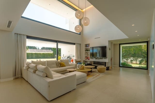 4 bedroom Villa for rent in Cancelada, Estepona with pool - € 13,000 (Ref: 9749429)