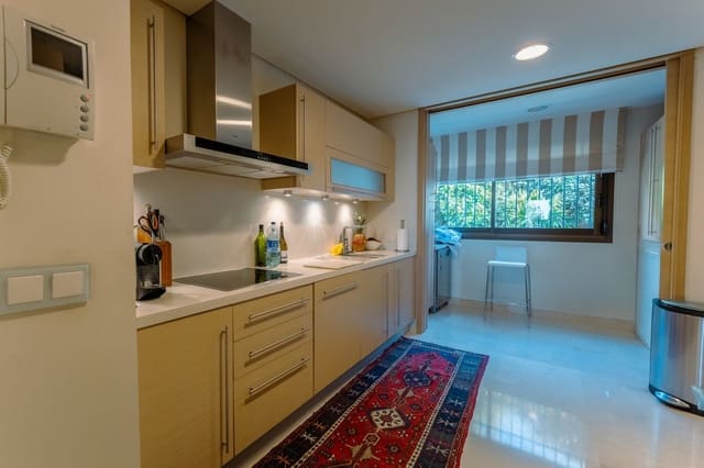 2 quarto Apartamento para arrendar em La Quinta, Benahavís com piscina garagem - 4 750 € (Ref: 9771900)