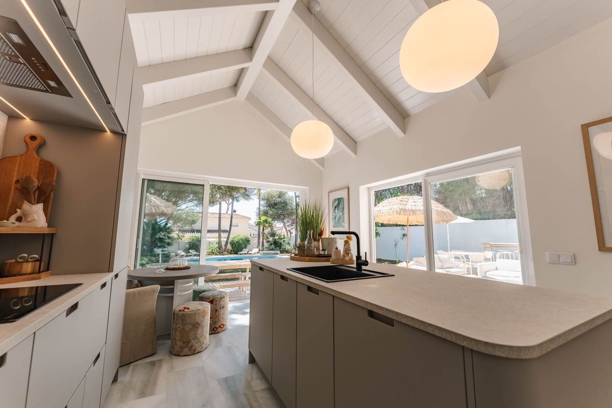 4 bedroom Villa for holiday rental in Costabella with pool - € 5,000 (Ref: 9785991)